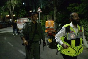 שוטרים מחוץ לבית הכנסת