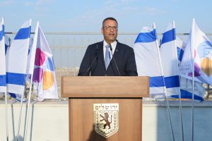 ראש העיר משה ליאון נואם בטקס