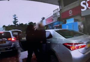 תמונה מרגע מעצרו של החשוד בגניבת הרכב מהעיר העתיקה על ידי השוטרים. צילום: דוברות המשטרה