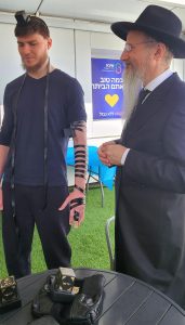 הרב הראשי של רוסיה, הרב לאזאר, ביקר את אלכסנדר טרופנוב ששוחרר מהשבי בעזה