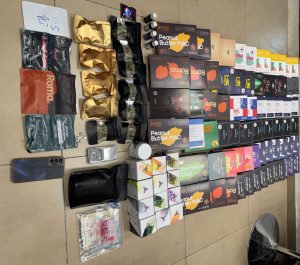 החומרים החשודים כסמים מסוכנים שנתפסו על ידי השוטרים במהלך החיפוש.צילום: דוברות המשטרה.