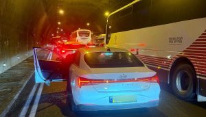 איתור וסיכול גניבת הרכב, ומעצרו של החשוד על ידי השוטרים.צילום: דוברות המשטרה.