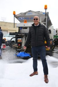 איציק לארי בשלג, צילום ארכיון: ארנון בוסאני, דוברות עיריית ירושלים