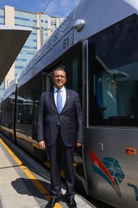 רה"ע משה ליאון על רקע הרכבת הקלה, צילום: ארנון בוסאני