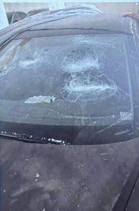 תיעוד מהנזק שנגרם לרכבו של האב בעקבות תקיפת החשוד.צילום: דוברות המשטרה