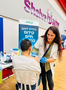 תמר לאופר, אחות כללית במחוז ירושלים מחסנת נגד שפעת בשלוה. צילום: דוברות כללית