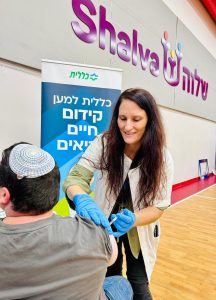 תמר לאופר, אחות כללית במחוז ירושלים מחסנת נגד שפעת בשלוה. צילום: דוברות כללית