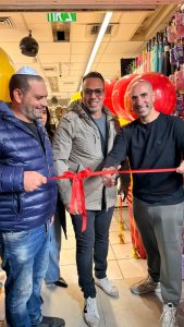 אורי מקס מנכ"ל ובעלים רשת מקס סטוק יחד עם שלמה כהן גוזרים את הסרט בפתיחת סניף התחנה המרכזית בירושלים. צילום: יחצ