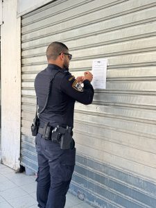 לא להעסיק שב"חים! כל הכבוד! סגירת בתי עסק במזרח ירושלים. צילום: דוברות משטרת ישראל