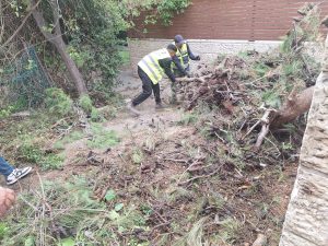 עובדי עיריית ירושלים בפעילות במזג האוויר הגשום בסערה. צילום: דוברות עיריית ירושלים