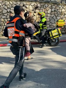 אסון ברוממה, פינוי תינוקות. צילום: איחוד הצלה