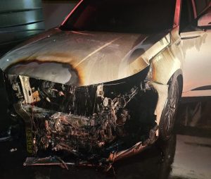 הרכב השרוף בחניון, צילום: דוברות כב"ה