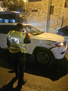 בוחן תנועה בזירת התאונה בדרך חברון. צילום: דוברות משטרת ישראל