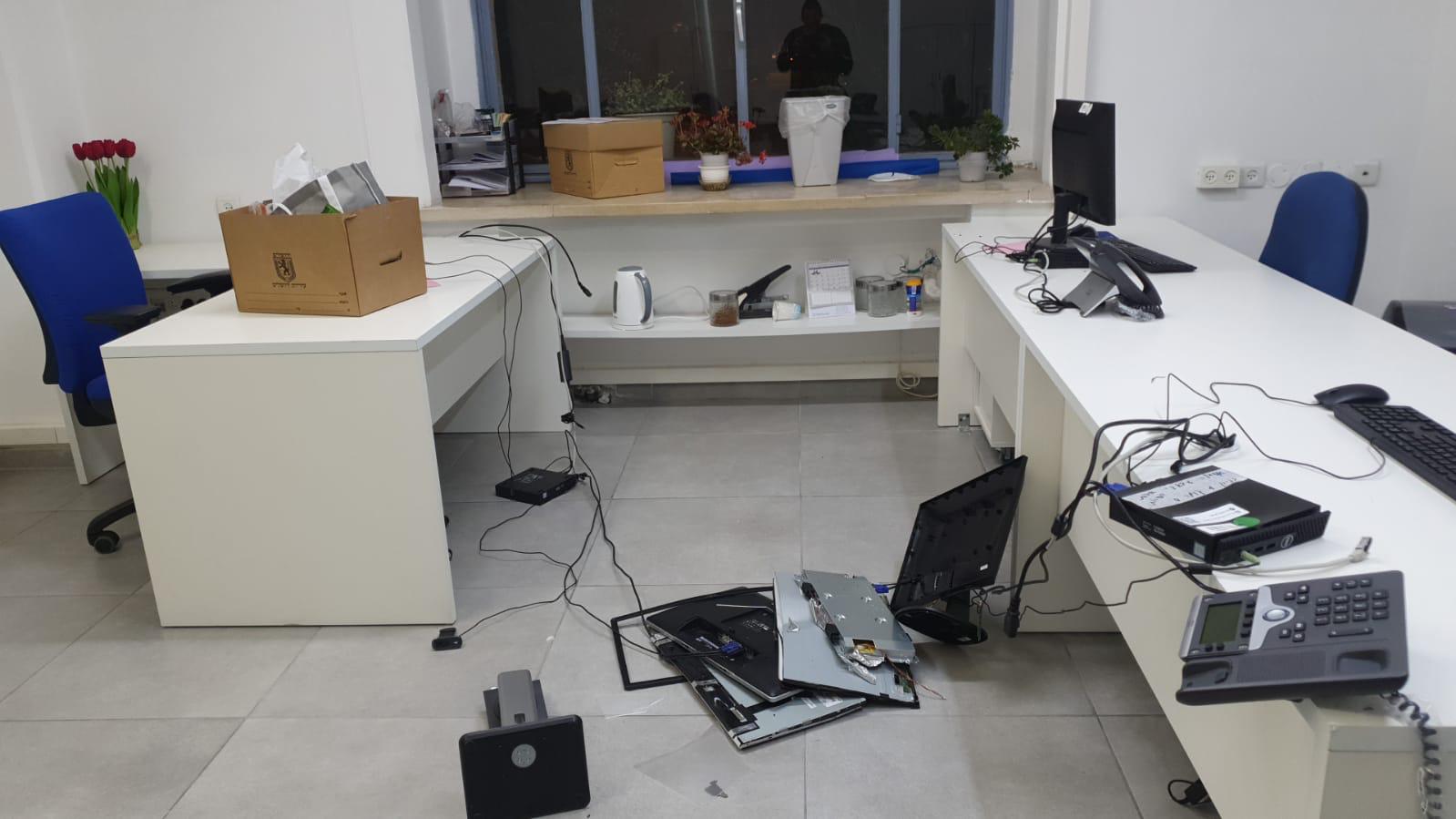 חלון,מחשבים,ארגזים,שולחנות