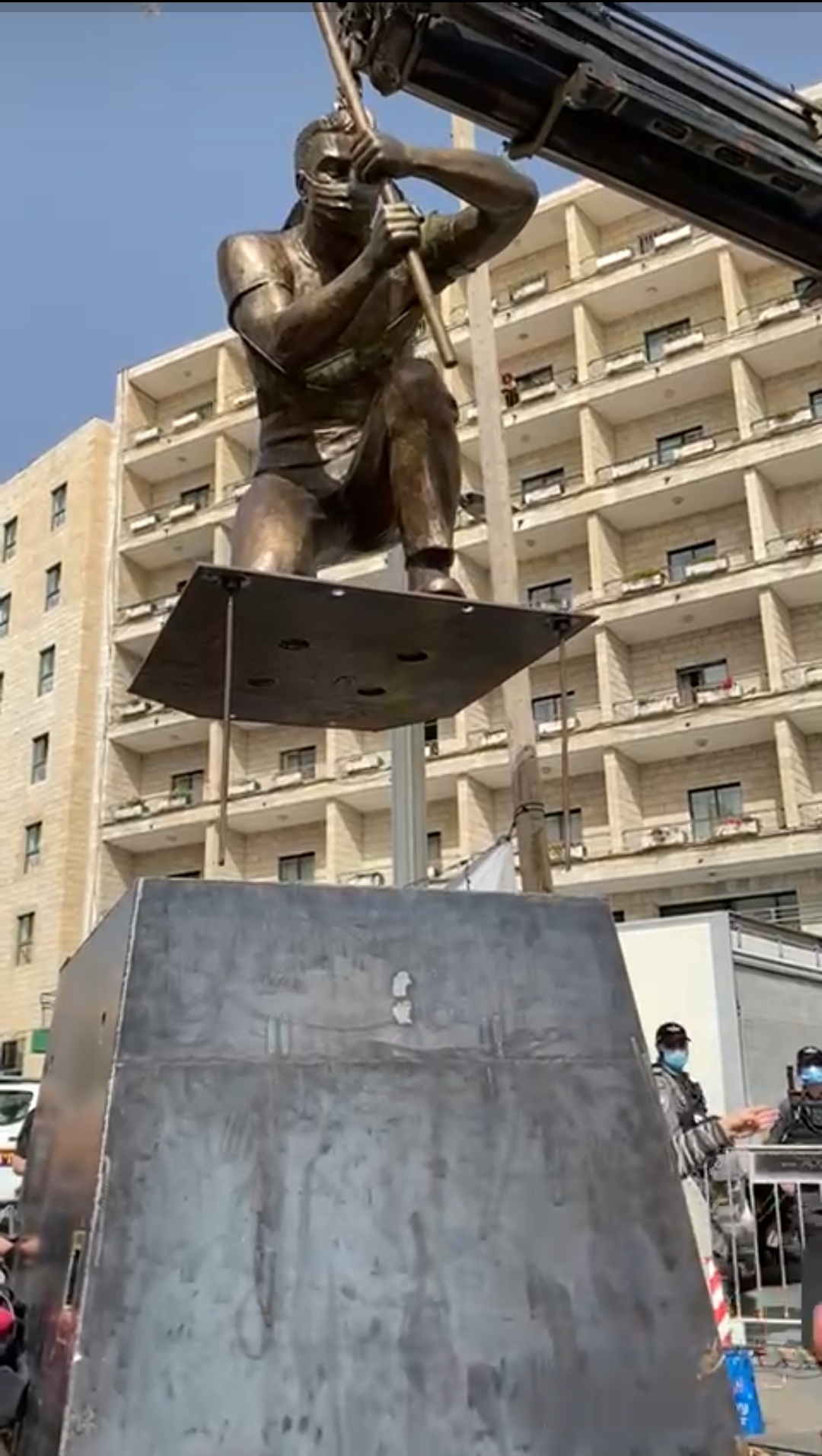 הפסל בכיכר פריז