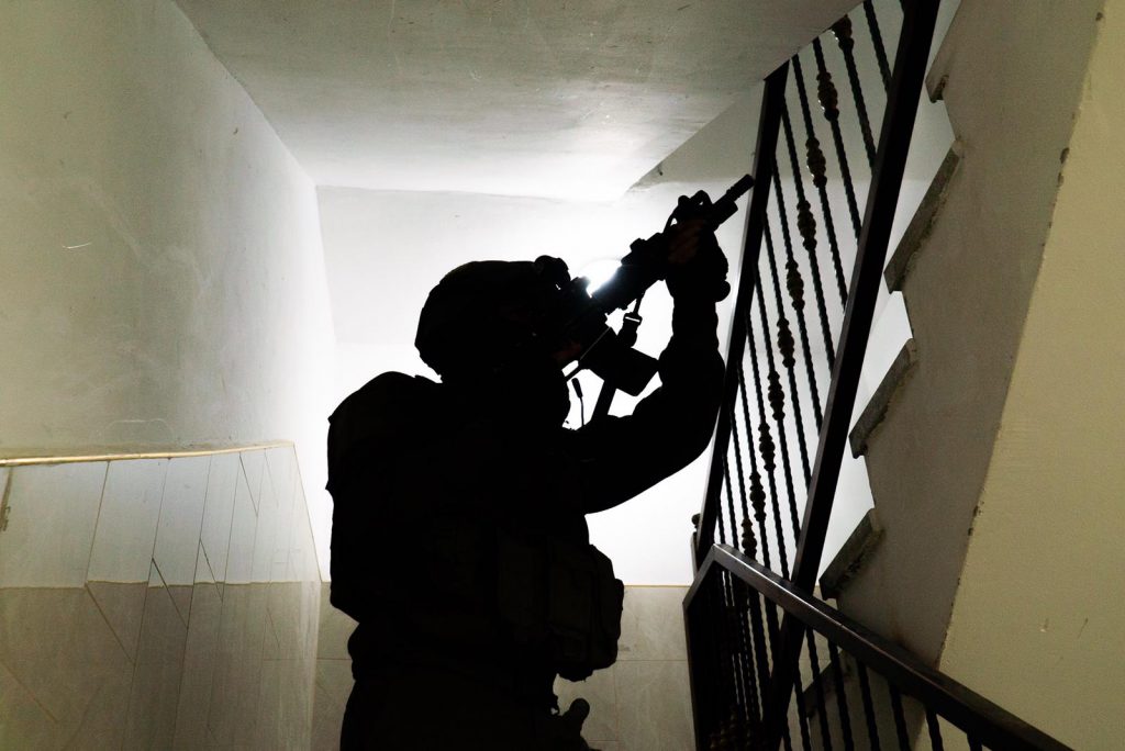 חייל צה''ל במהלך החיפושים אחר המחבל שרצח את יהודה גואטה הי"ד