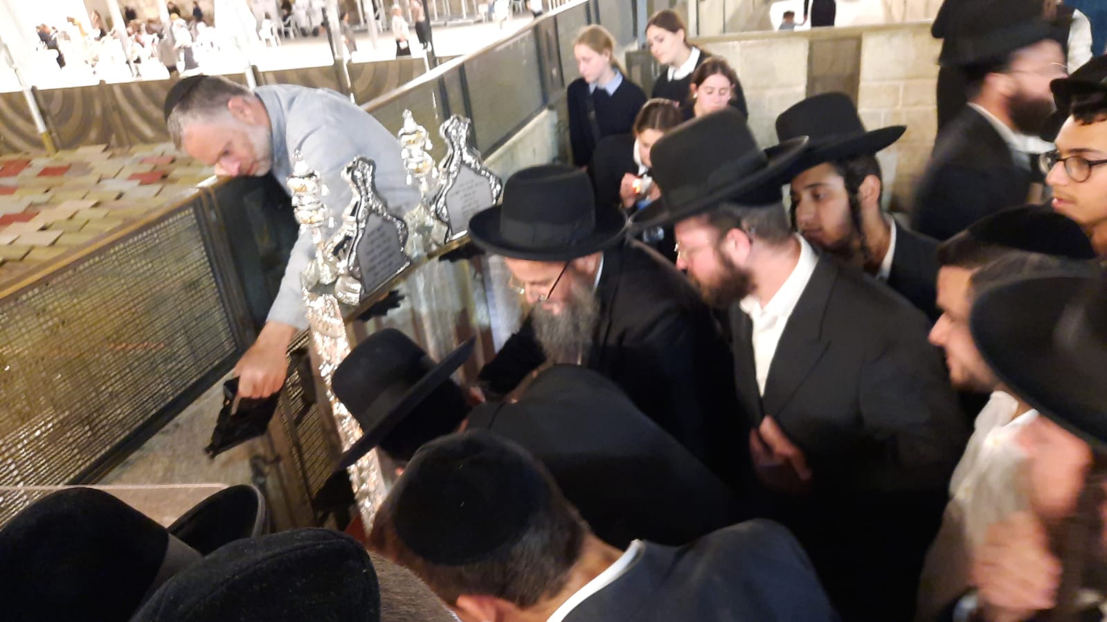 המשפחות בעצרת הזיכרון הערב בכותל המערב, אסון מירון