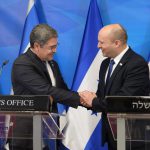 נפתלי בנט ונשיא הונדורס לוחצים ידיים