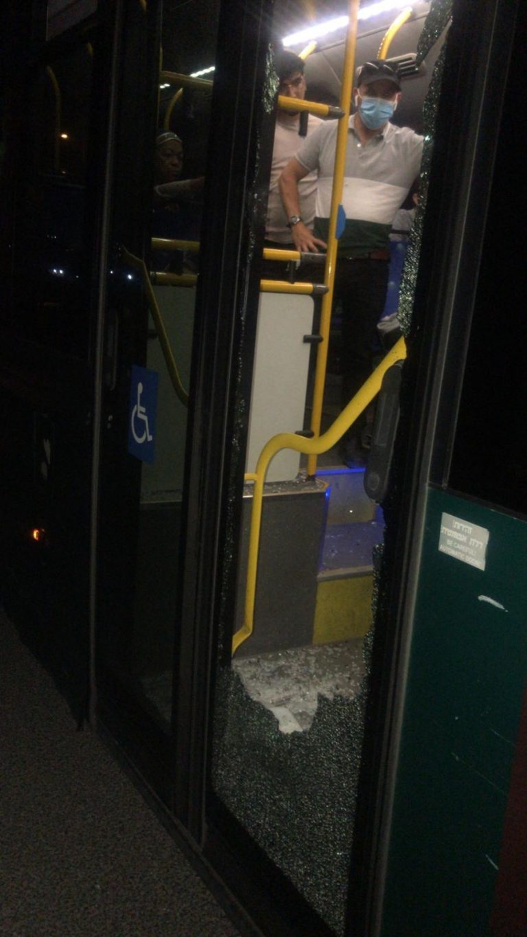 ניצלו בנס, דלת האוטובוס לאחר הפיגוע הערב