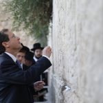 יצחק הרצוג בכותל המערבי