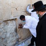 רב הכותל מפקח על פינוי הפתקים