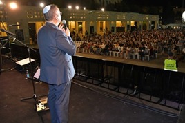 משה ליאון וחוגגים בכיכר ספרא