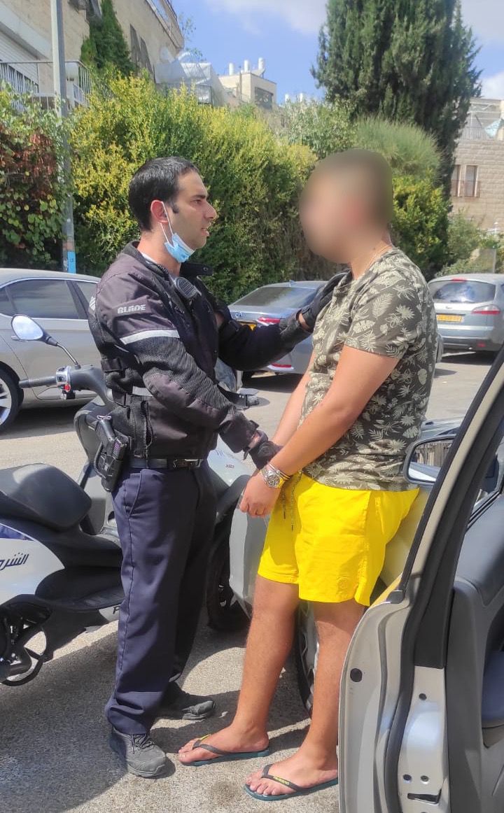 שוטר והחשוד בגניבת הכסף