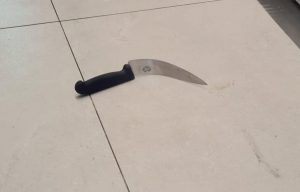 הסכין שבאמצעותו בוצע הפיגוע ע"י המחבל