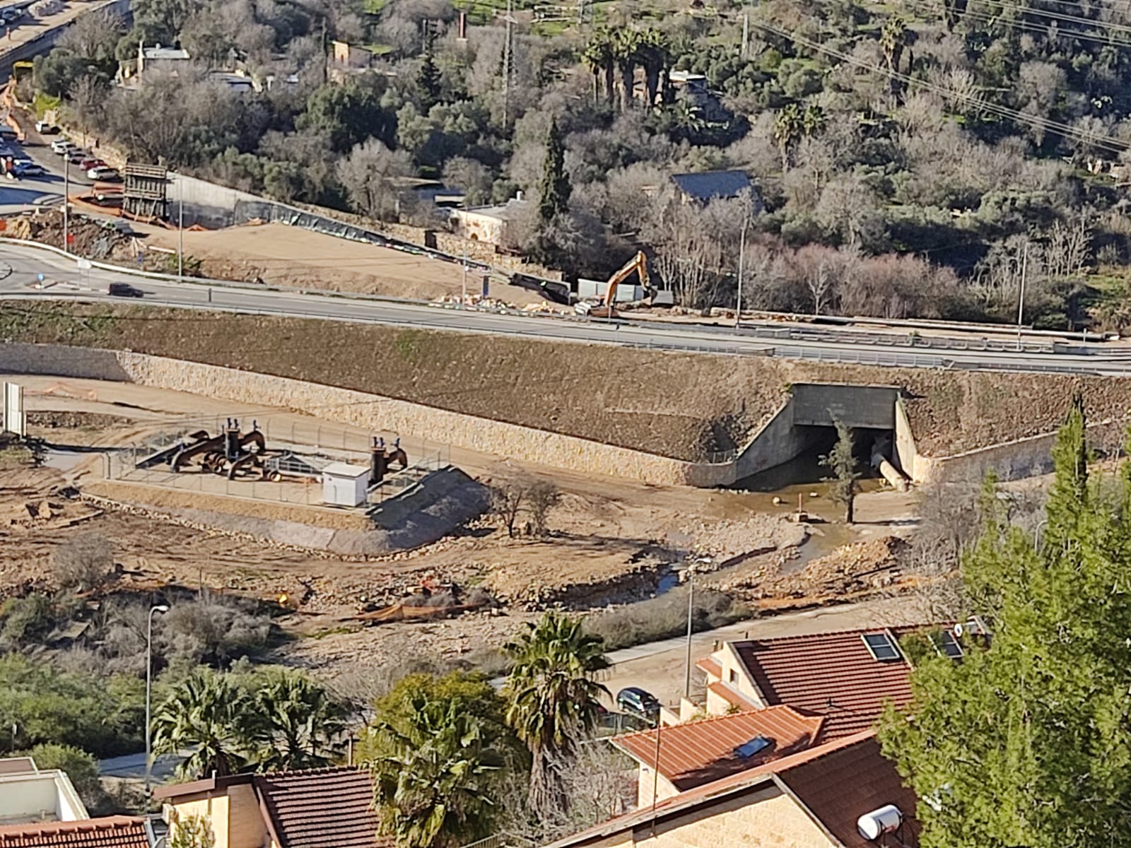 עבודות בכביש 16 שצולמו ממרפסת תושב הישוב.