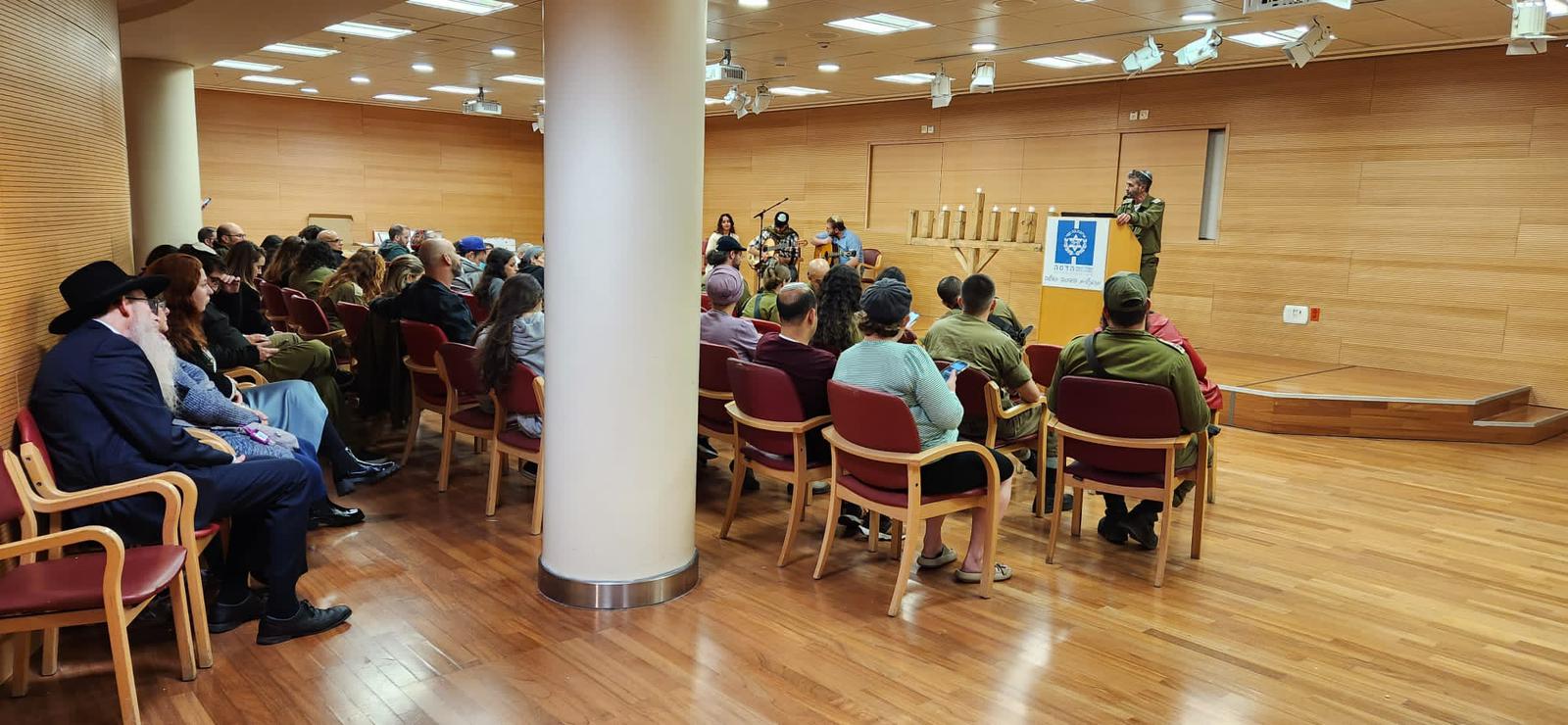 הדלקת נרות בר"מ 2 עם הפצועים שלנו. צילום: דובר צה"ל