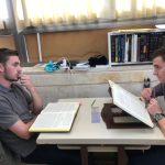יקיר ודוד לומדים בחברותא. צילום: באדיבות ישיבת הר עציון
