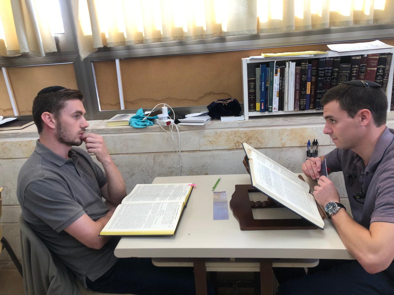 יקיר ודוד לומדים בחברותא. צילום: באדיבות ישיבת הר עציון