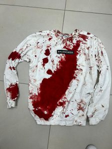 החולצה המוכתמת בדם. צילום: דוברות המשטרה