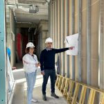סמדר יפרח ואמיר בן יהודה בביקור במרפאה שעתידה להיפתח. צילום: דוברות כללית