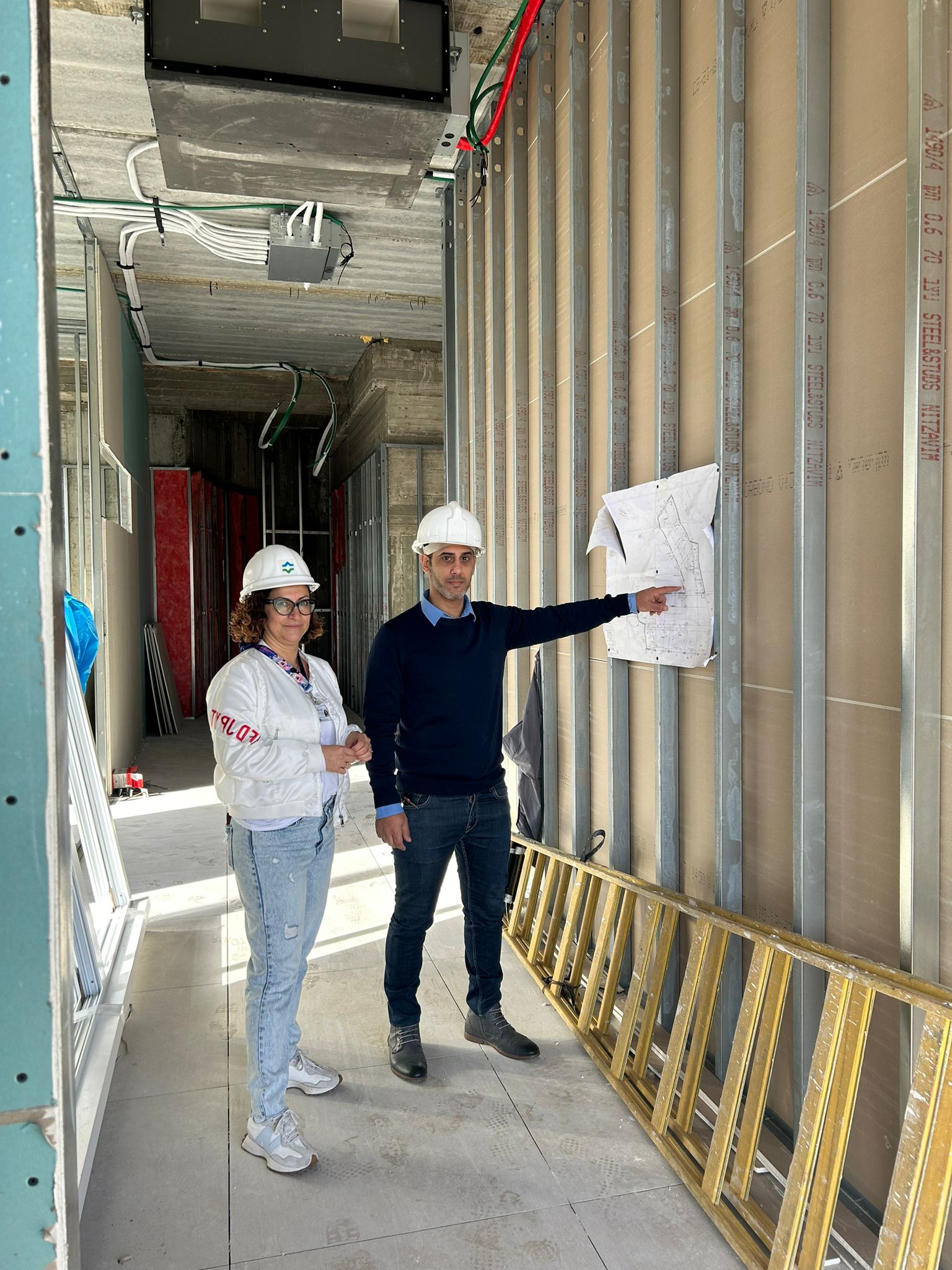 סמדר יפרח ואמיר בן יהודה בביקור במרפאה שעתידה להיפתח. צילום: דוברות כללית