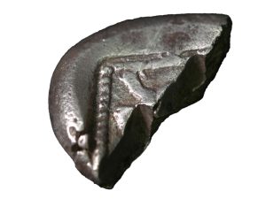 המטבע שנמצא. צילום: אמיל אלג'ם, רשות העתיקות