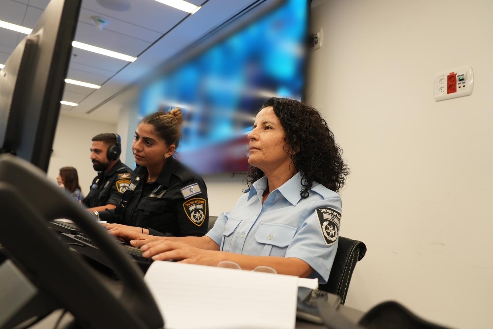 פועלות במרכז השליטה, צילום: דוברות משטרת ישראל