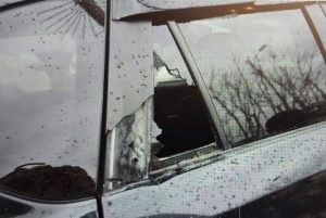 תמונת אחד מכלי הרכב שנפרץ ע"י החשודים