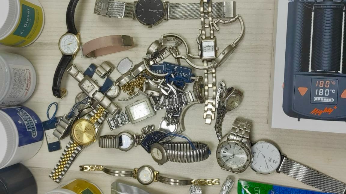 שעונים גנובים וסמים