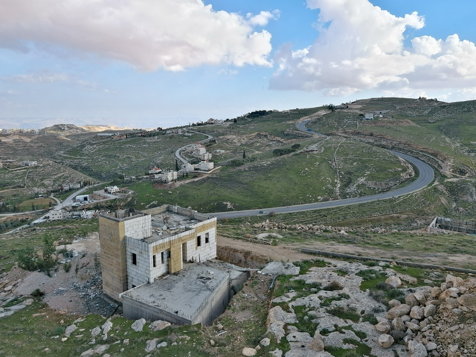 המבנה וציר ליברמן ברקע. קרדיט: רגבים.