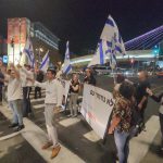 מפוני הצפון חוסמי את הכניסה לירושלים ליד גשר המיתרים, צילום: נלחמים על הצפון