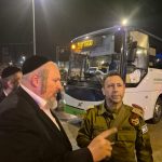 ראש העיר בית"ר עילית, מאיר רובינשטיין, משוחח בזירה עם מפקד פיקוד מרכז האלוף אבי בלוט על הצורך בתגבור הסריקות הביטחונית בצירי התנועה ובפרט בזמן הפרקים במחסומים. צילום: דוברות