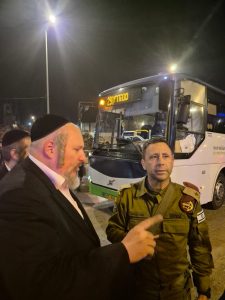 ראש העיר בית"ר עילית, מאיר רובינשטיין, משוחח בזירה עם מפקד פיקוד מרכז האלוף אבי בלוט על הצורך בתגבור הסריקות הביטחונית בצירי התנועה ובפרט בזמן הפרקים במחסומים. צילום: דוברות