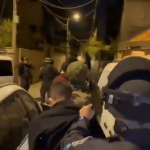 תועדו מניפים דגלי חמאס ויורים באוויר כחלק ממפגן תמיכה במחבל ששוחרר בעסקת החטופים צילום: דוברות המשטרה.