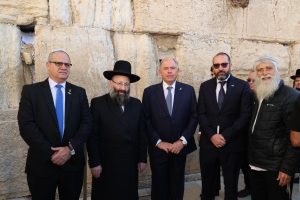 שר החוץ של ארגנטינה, חרארדו ורטהיין, בביקורו הראשון בישראל צילום: הקרן למורשת הכותל