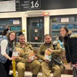 תלמידות אמית דתי ירושלים ממשיכות את מסורת מבצע ג'וחא, מחלקות במבה וקולה לחיילים כהוקרה על פועלם צילום: דוברות רשת אמית