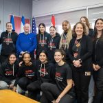 צילום: אבי חיון. מימין לשמאל: מנהלנית אגף הילדים מרכז הרפואי הדסה, מיכל מחבר; סגנית מנהלת בבית הספר לילדים של המרכז הרפואי הדסה, איילת זלצבוך; מנכ''לית נשות הדסה ישראל סוזי פת בנבנישתי; מנכ״ל המרכז הרפואי הדסה, פרופ׳ יורם וייס; שחקניות הקבוצה הבוגרת של הפועל לב ירושלים; ויו"רית הפועל לב ירושלים ד"ר נטע אבוגוב