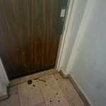 תיעוד של הפטיש שעפ״י החשד שימש את החשוד לביצוע המעשה ותיעוד הנזק שגרם לדלת. קרדיט: דוברות המשטרה