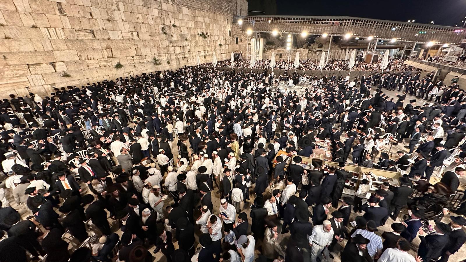 מוצאי חג השבועות הלילה בכותל המערבי, צילום: הקרן למורשת הכותל