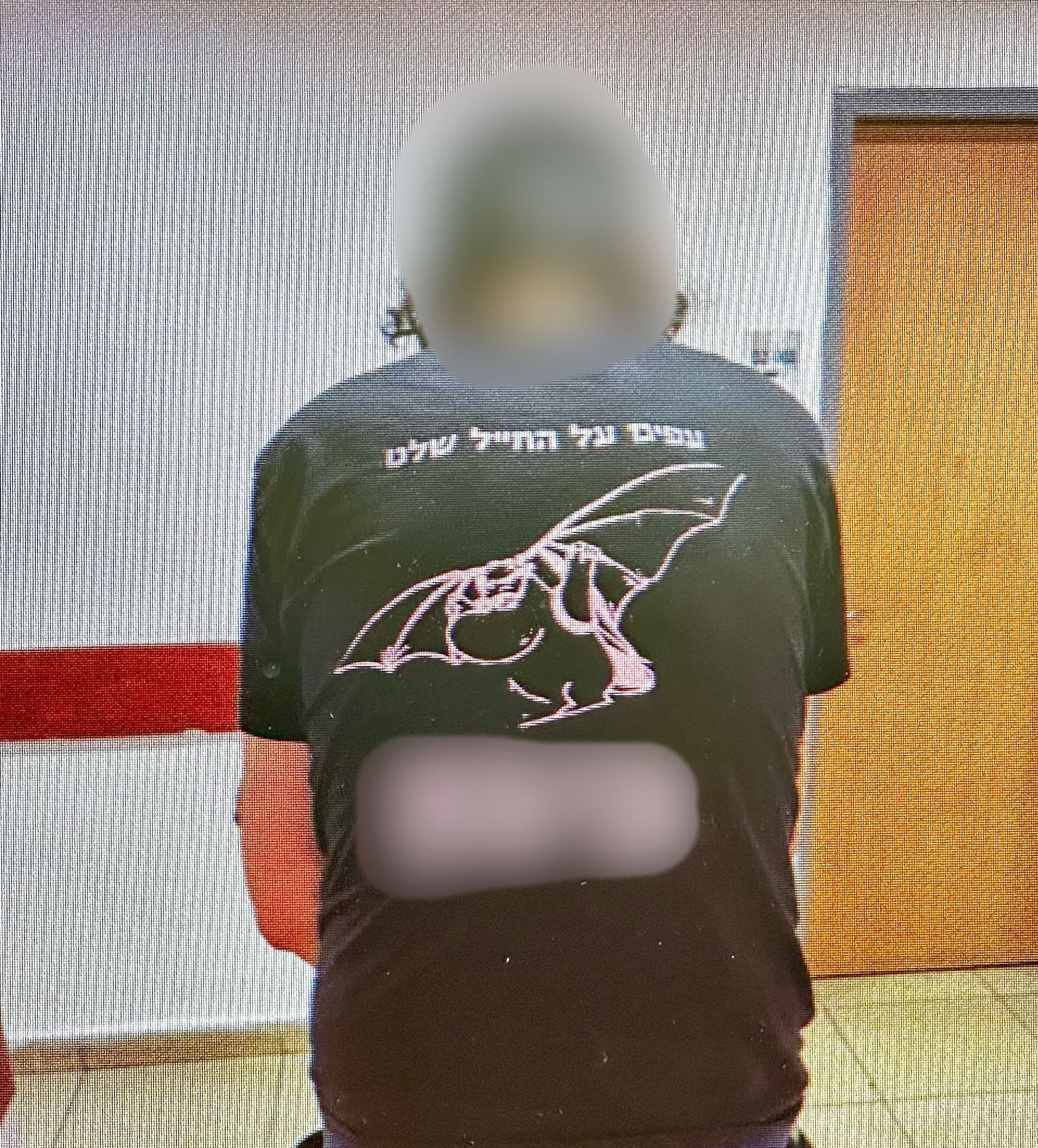 תמונה של הנאשם לובש את החולצה צילום: דוברות המשטרה.